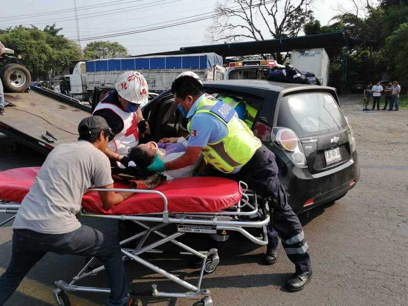 Trailer causa accidente en Rancho Trejo: 3 heridos