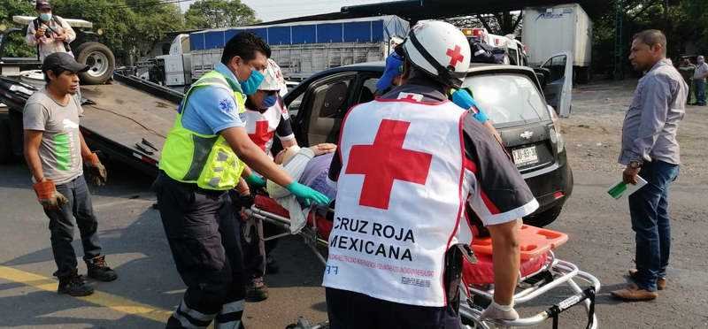 Trailer causa accidente en Rancho Trejo: 3 heridos