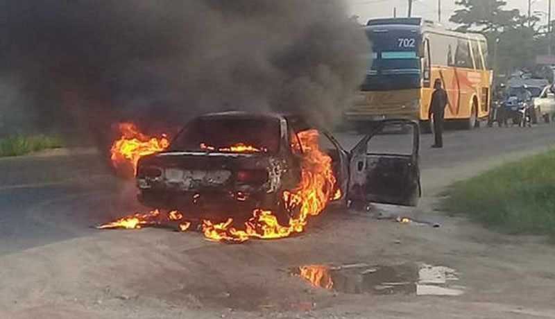 Grupos armados incendian vehículos y un taxi en calles de Jáltipan esta mañana