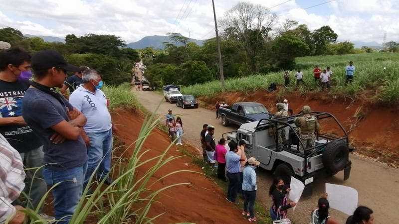 Exigen cañeros liberar a Carlos Naranjo en camino al penal La Toma