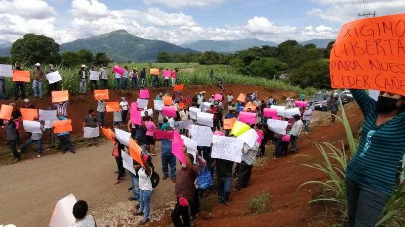 Exigen cañeros liberar a Carlos Naranjo en camino al penal La Toma