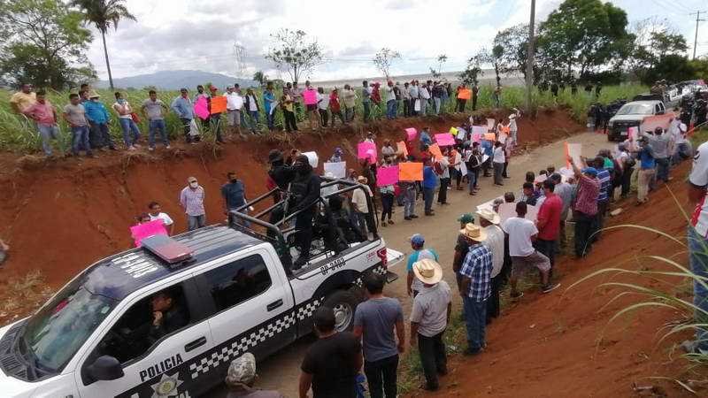 Exigen cañeros liberar a Carlos Naranjo en camino al penal La Toma