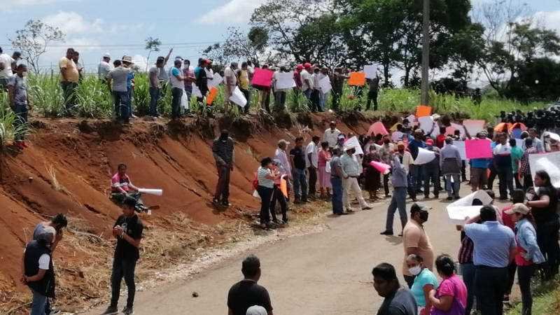 Exigen cañeros liberar a Carlos Naranjo en camino al penal La Toma