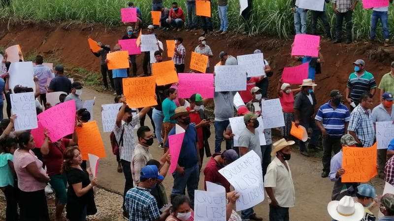 Exigen cañeros liberar a Carlos Naranjo en camino al penal La Toma