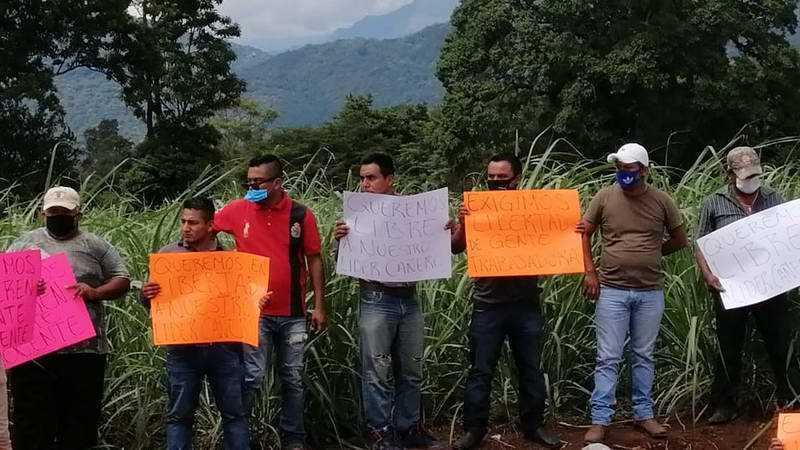 Exigen cañeros liberar a Carlos Naranjo en camino al penal La Toma
