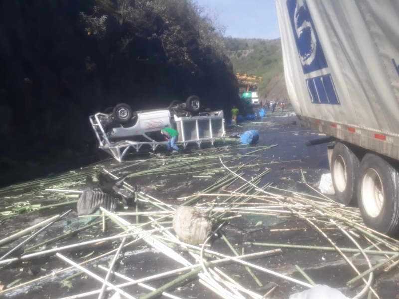 Vuelca camioneta cargada con cloro en la autopista Puebla-Córdoba