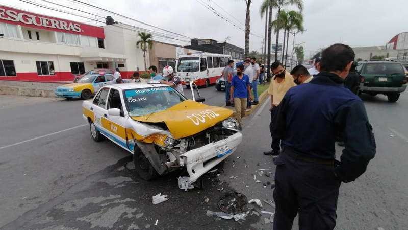 Camioneta de empresa fletera choca contra taxi en bulevar Córdoba-Peñuela