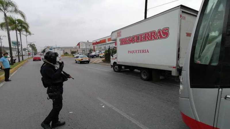Camioneta de empresa fletera choca contra taxi en bulevar Córdoba-Peñuela