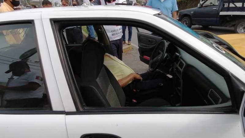 Camioneta de empresa fletera choca contra taxi en bulevar Córdoba-Peñuela