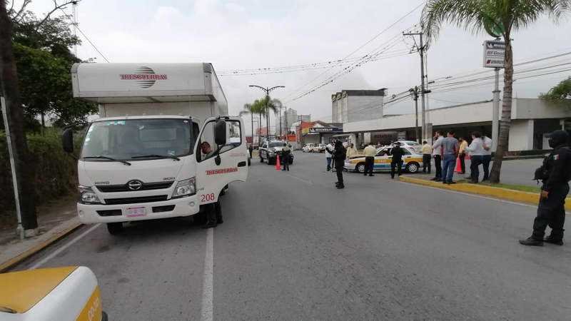 Camioneta de empresa fletera choca contra taxi en bulevar Córdoba-Peñuela