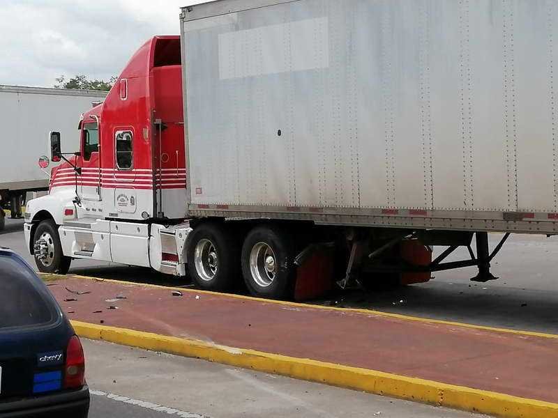Se estrella contra trailer en bulevar Tratados de Córdoba; un lesionado