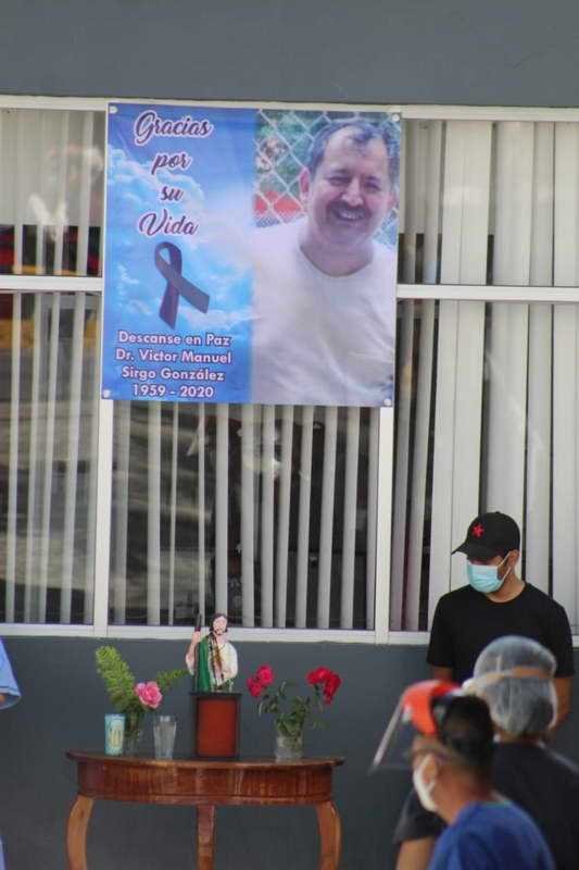 Rinden homenaje a médico del Hospital Regional “Yanga” que murió por Covid