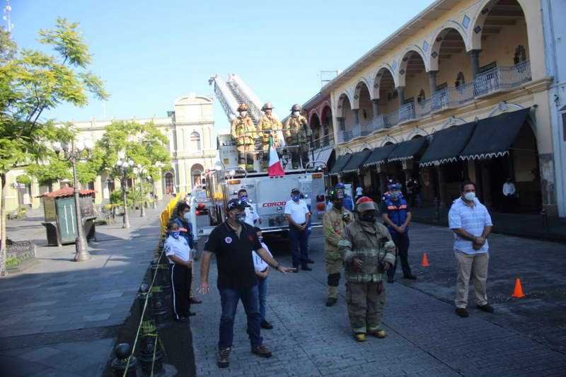 Heroicos tragahumo de Córdoba celebran el Día del Bombero