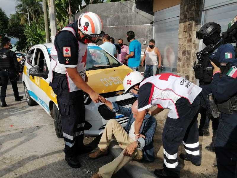 Adulto mayor lesiona a taxista en San Dimas