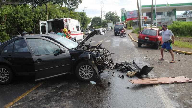 Choque en bulevar a Amatlán deja dos herido