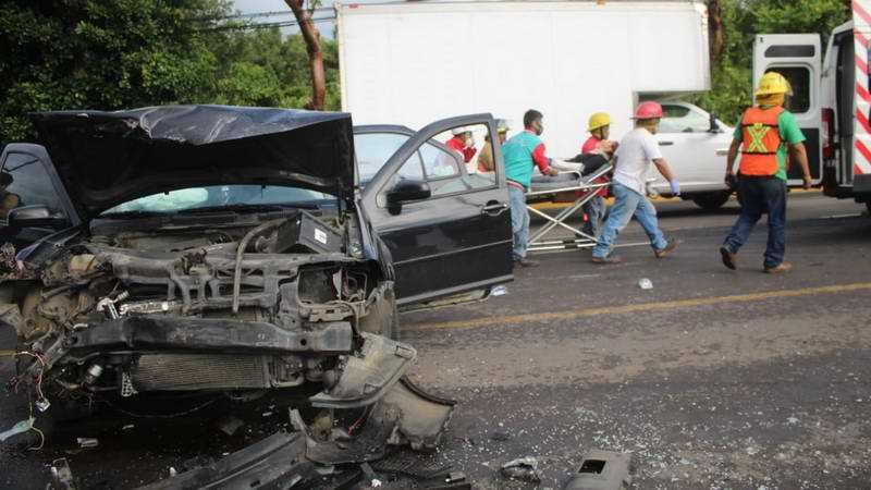 Choque en bulevar a Amatlán deja dos herido