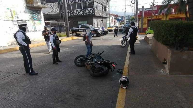Motociclista impacta contra patrulla en la avenida 3 y calle 10