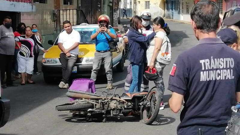 Mujer a bordo de motocicleta arrolla a fémina en ex vía del Huatusquito