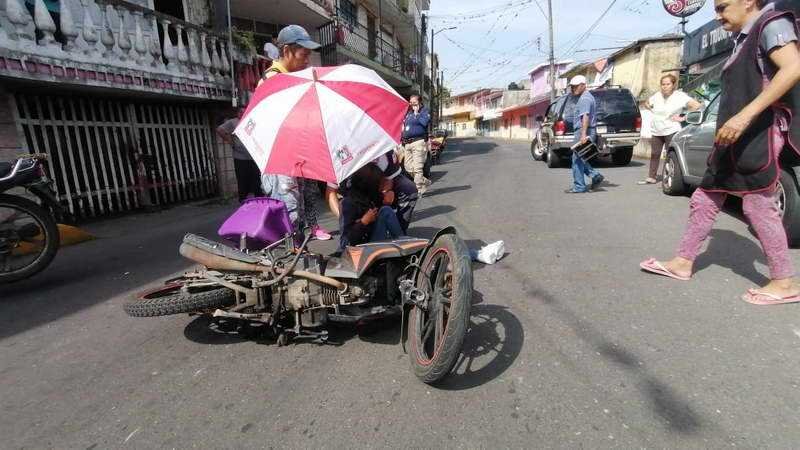 Mujer a bordo de motocicleta arrolla a fémina en ex vía del Huatusquito