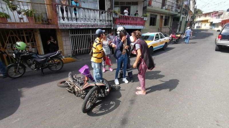 Mujer a bordo de motocicleta arrolla a fémina en ex vía del Huatusquito
