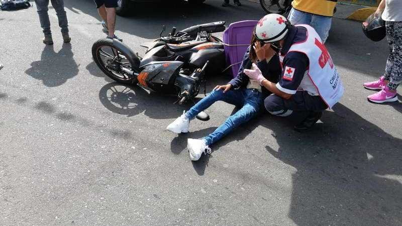Mujer a bordo de motocicleta arrolla a fémina en ex vía del Huatusquito