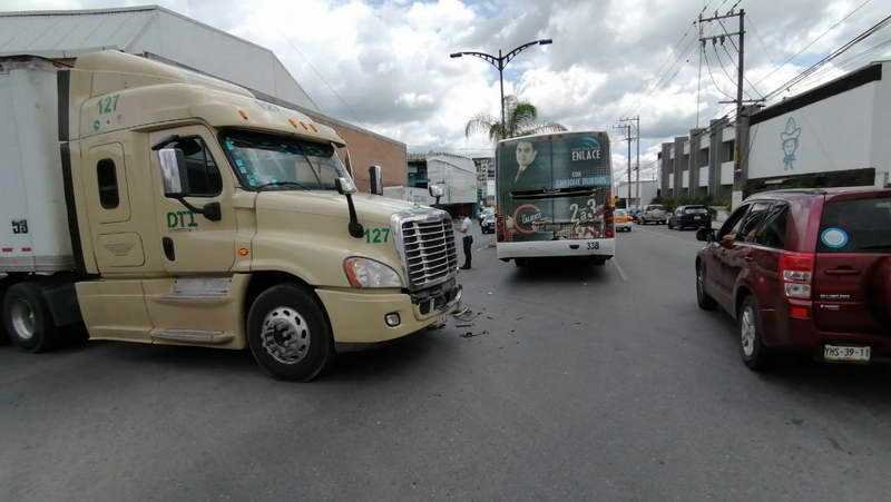 Choca trailer contra autobús Terranova en bulevar Córdoba-Peñuela
