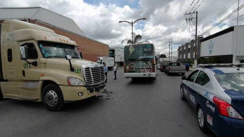 Choca trailer contra autobús Terranova en bulevar Córdoba-Peñuela