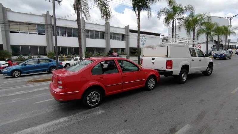 Choca trailer contra autobús Terranova en bulevar Córdoba-Peñuela