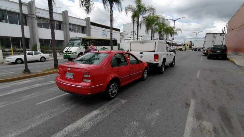 Choca trailer contra autobús Terranova en bulevar Córdoba-Peñuela