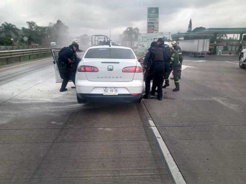 Choca pareja y son rescatados por elementos de SSP al incendiarse auto