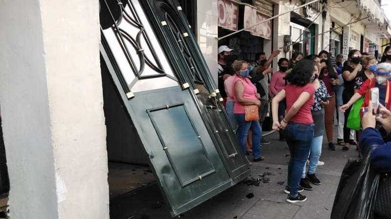 Menor de edad impacta automóvil contra fachada de negocio