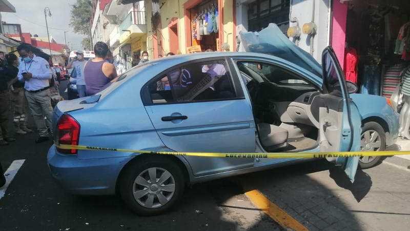 Menor de edad impacta automóvil contra fachada de negocio