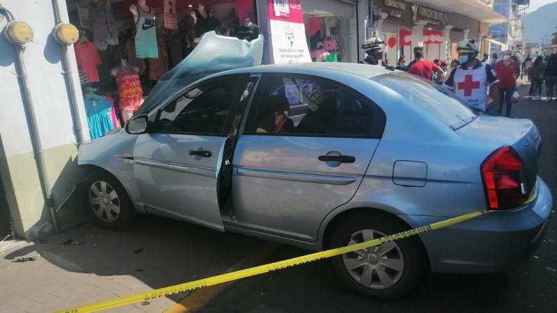Menor de edad impacta automóvil contra fachada de negocio