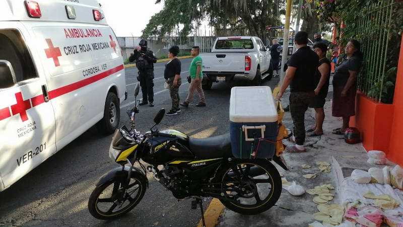 Camioneta impacta a motociclista cerca de El Mexicano