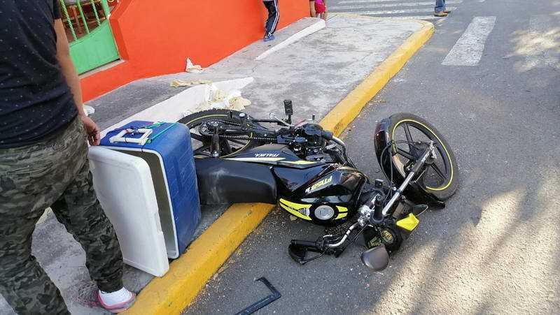 Camioneta impacta a motociclista cerca de El Mexicano