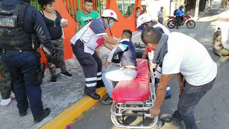 Camioneta impacta a motociclista cerca de El Mexicano