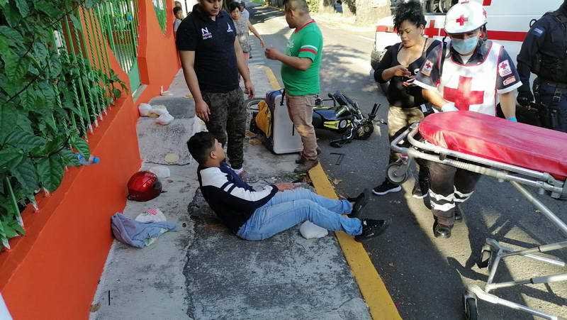 Camioneta impacta a motociclista cerca de El Mexicano