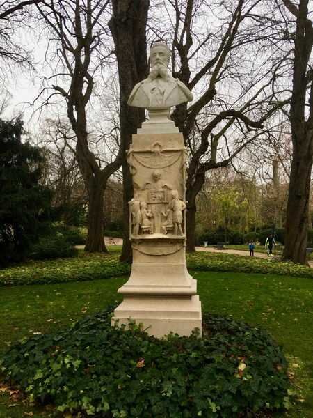 Los héroes del jardín