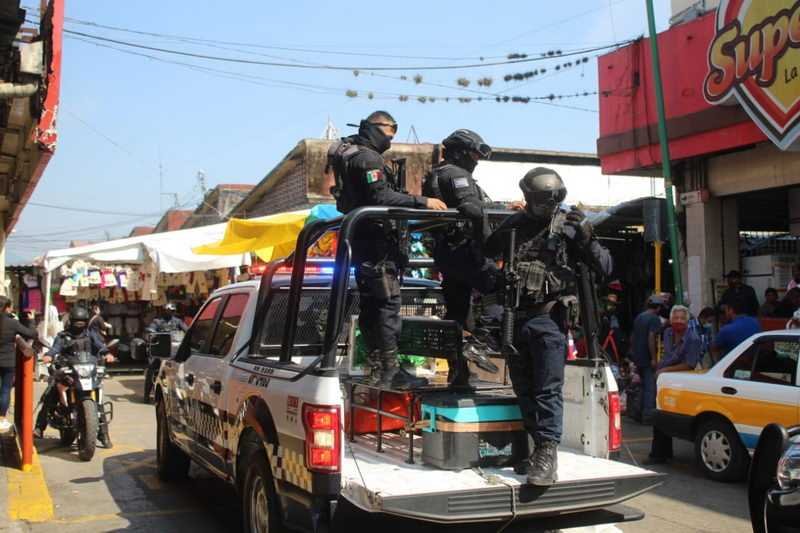 Operativo de Sedena y SSP en mercado Revolución; aseguran 30 kg. de pirotecnia