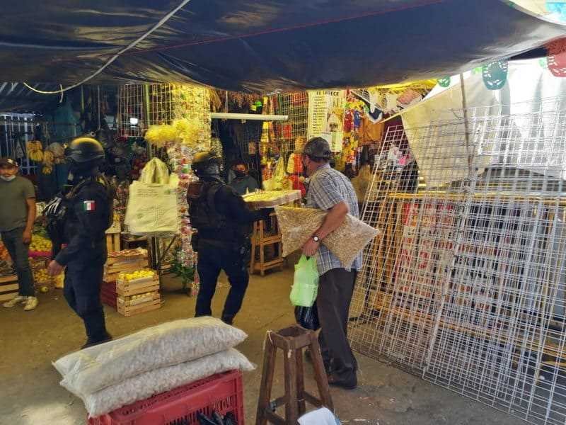 Operativo de Sedena y SSP en mercado Revolución; aseguran 30 kg. de pirotecnia