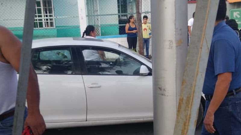 Ejecutan a hombre dentro de un automóvil en colonia Santa Leticia