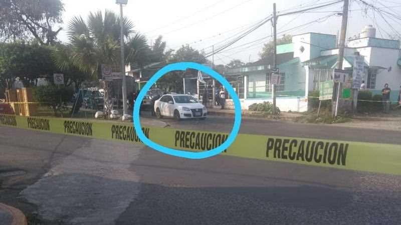 Ejecutan a hombre dentro de un automóvil en colonia Santa Leticia