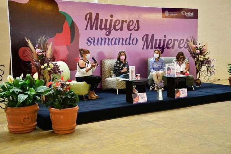 Analizan especialistas Ley Olimpia en primer día del ciclo Mujeres Sumando Mujeres