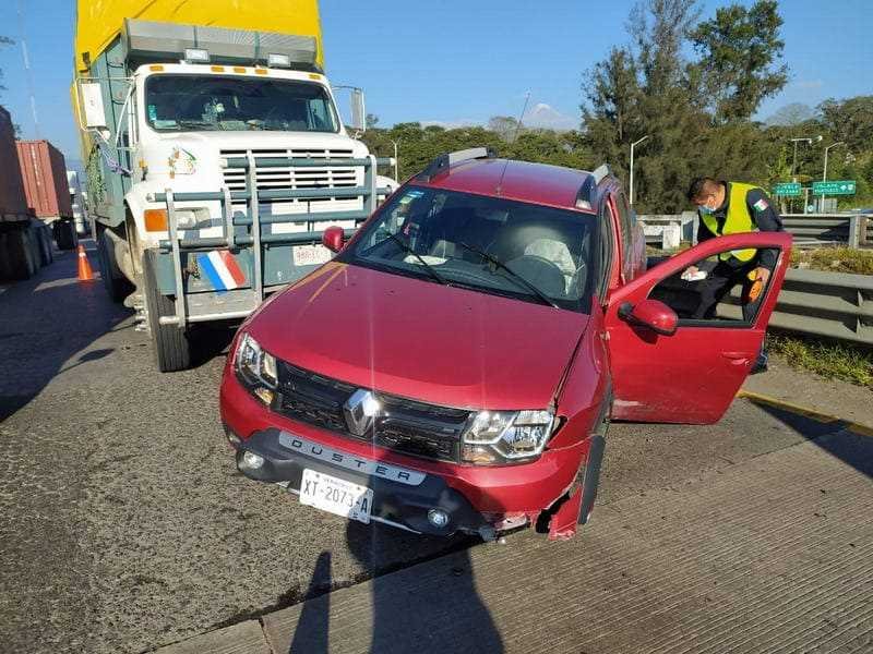 Carguero impacta a camioneta en la autopista tramo Orizaba-Córdoba