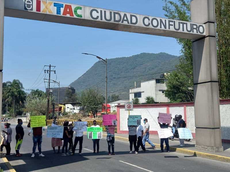 Habitantes de Ixtaczoquitlán bloquean bulevar