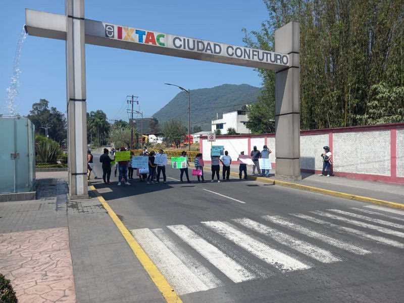 Habitantes de Ixtaczoquitlán bloquean bulevar