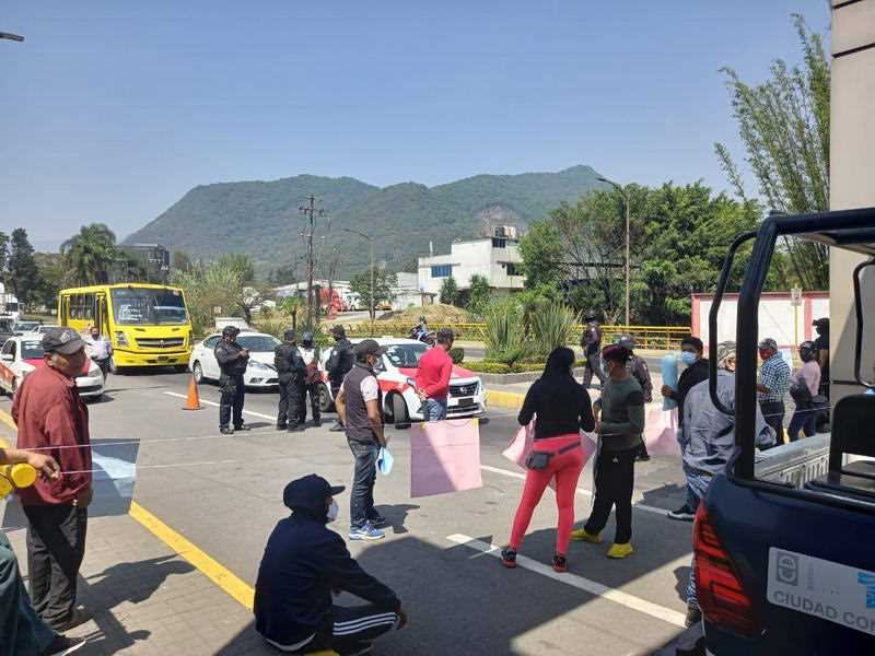 Habitantes de Ixtaczoquitlán bloquean bulevar