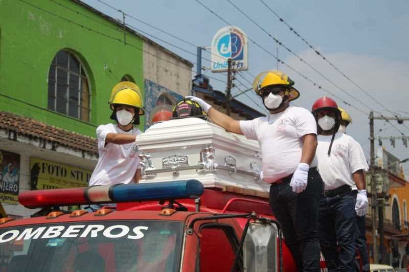 Sentido adiós dan fortinenses a bomberos fallecidos en accidente