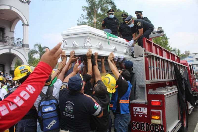 Sentido adiós dan fortinenses a bomberos fallecidos en accidente