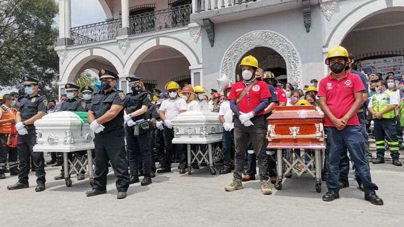 Sentido adiós dan fortinenses a bomberos fallecidos en accidente